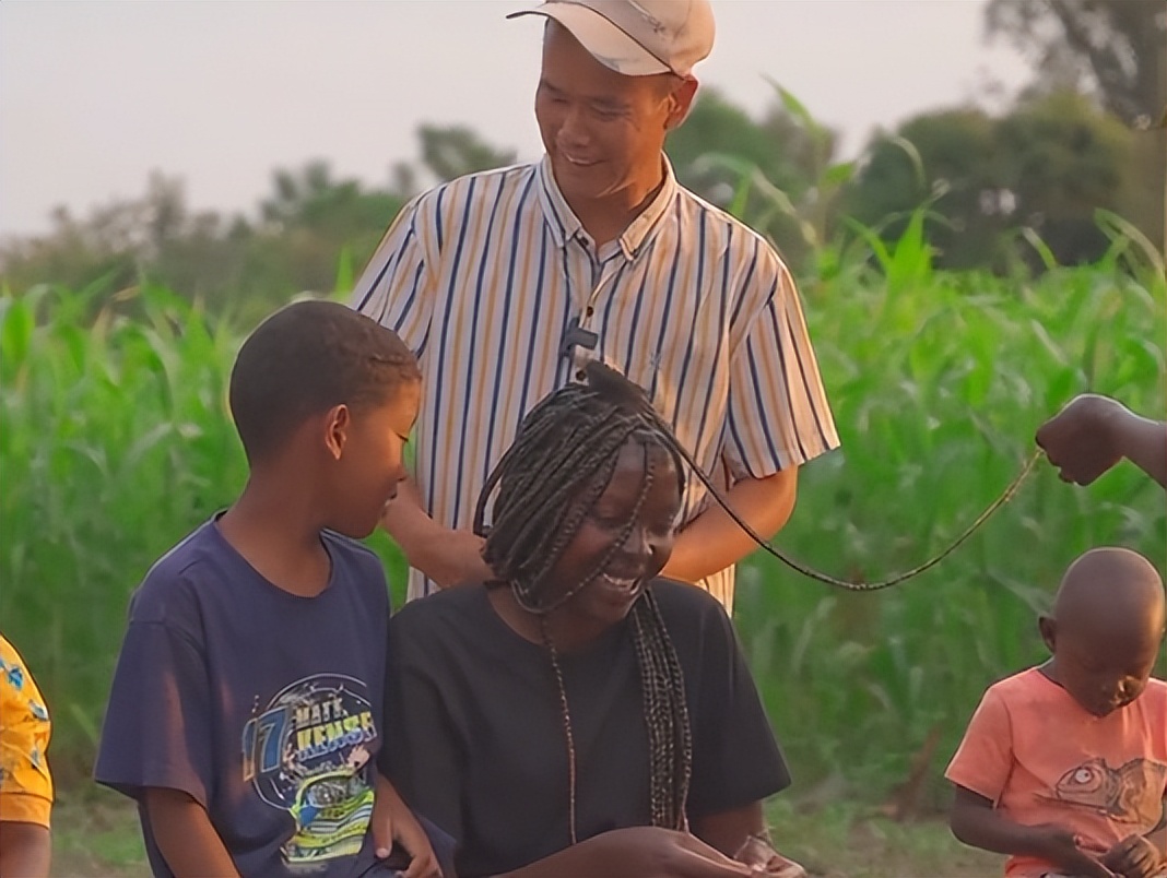 网红rose衣锦还乡，设流水席请客吃饭，花4h编脏辫，被催生二胎