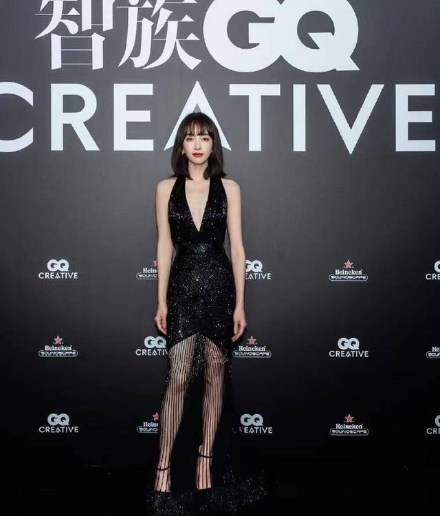 又是红毯！Angelababy金发夺目，李沁翻车，周雨彤牵狗走红毯