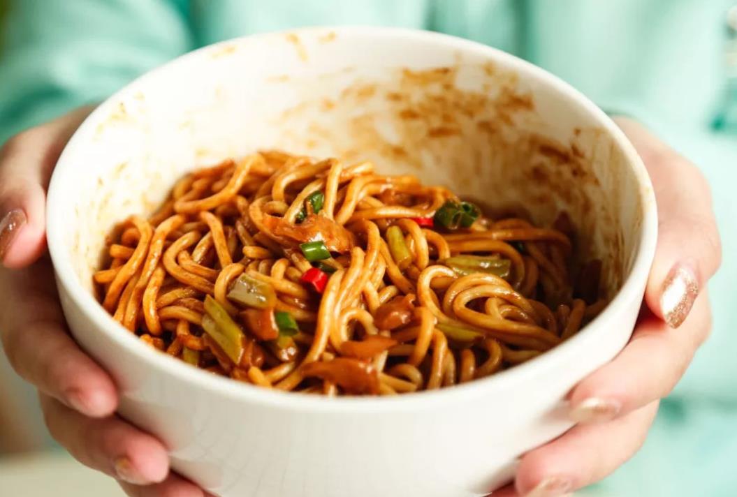 热干面|康师傅“劲敌”诞生!中国泡面界迎来“新物种”,吃货们纷纷喜新厌旧