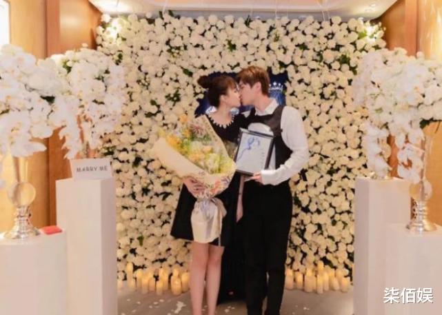 赵本山|赵本山女儿和大7岁男友领证,晒结婚证秀幸福,国籍一栏引关注