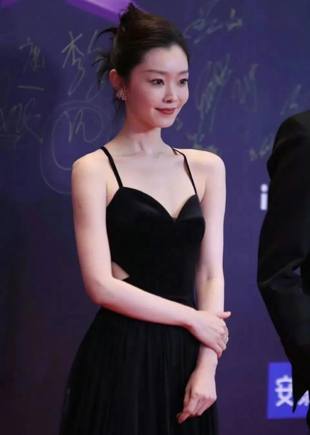 年末红毯大比拼：女星们为争咖位火力全开