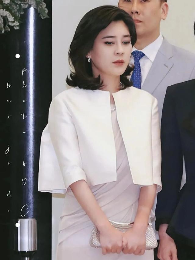 看了顶级名媛才明白:美到骨子里的女人,妆发精致、裙子不上膝盖