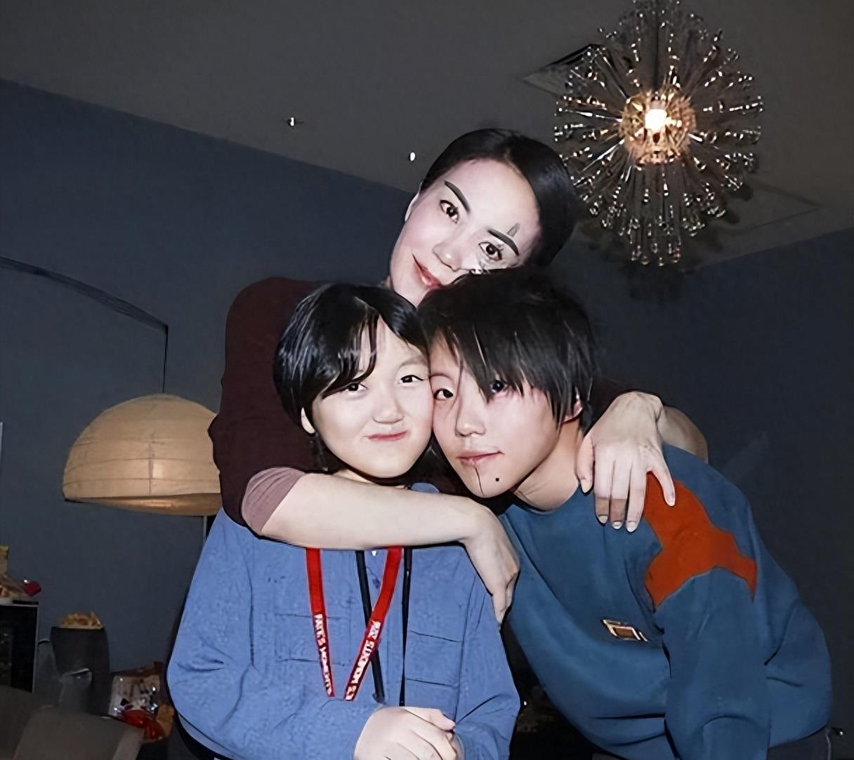 54岁王菲疑挺大肚赴京为男友庆生,谢霆锋放话回应:我没有新孩子