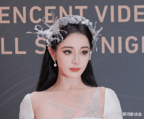 31岁的迪丽热巴，彻底没救了...