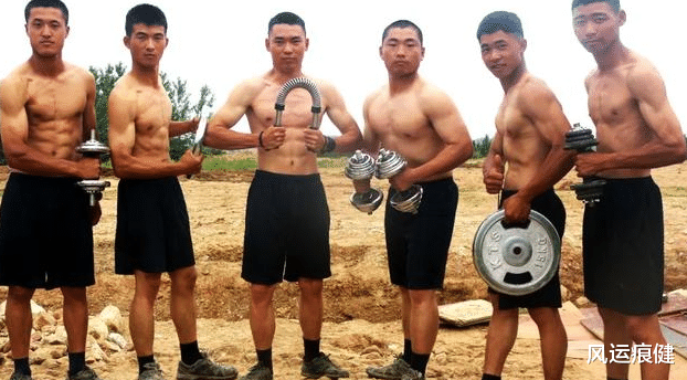 为什么军人的肌肉，看起来比普通健身爱好者的肌肉要硬？