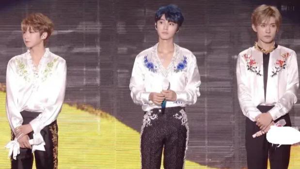 没见过这么敷衍的演唱会！灯牌辣眼、全程划水、歌难听、遍地垃圾