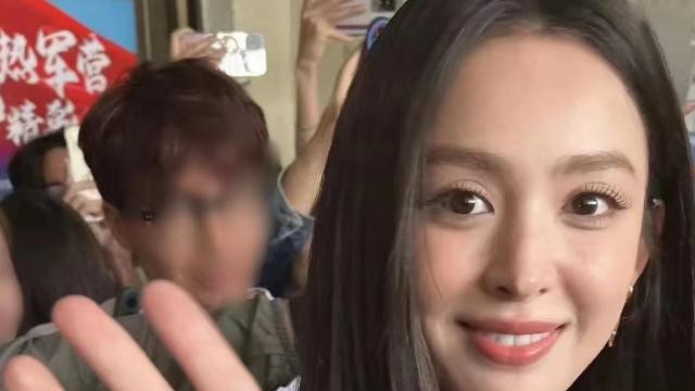 |古力娜扎回母校，一身行头超2万，肩部发青、裤子再掀热议！