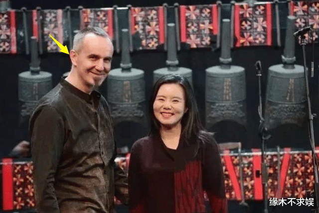 龚琳娜缺席儿子毕业典礼，18岁混血儿子穿搭另类，教育方式引争议