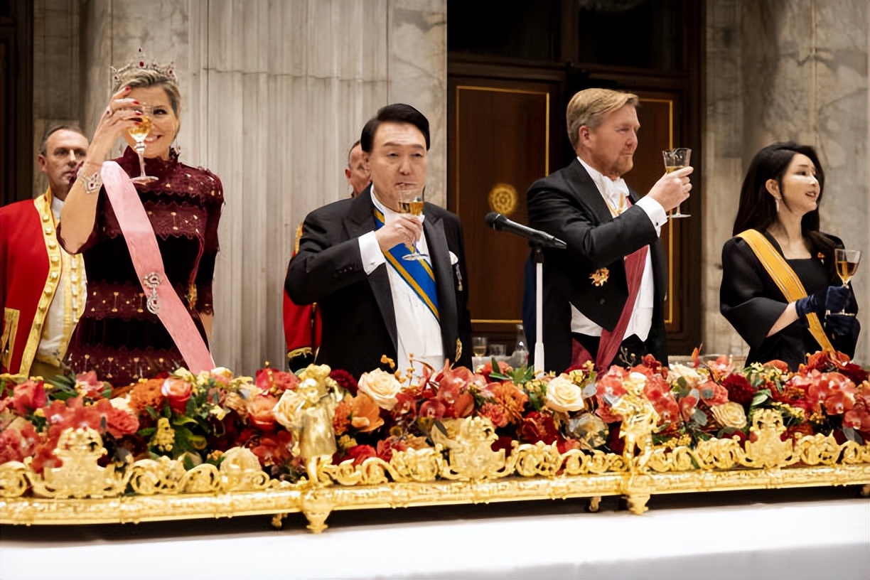 荷兰王后穿蕾丝裙招待韩国夫人!金建希少女脸赢了,比王后嫩多了