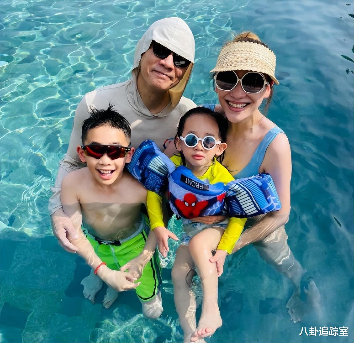 吴欣怡|吴尊晒全家四口出游照,12岁NeiNei穿红色短裙大秀美腿,身高直追老爸