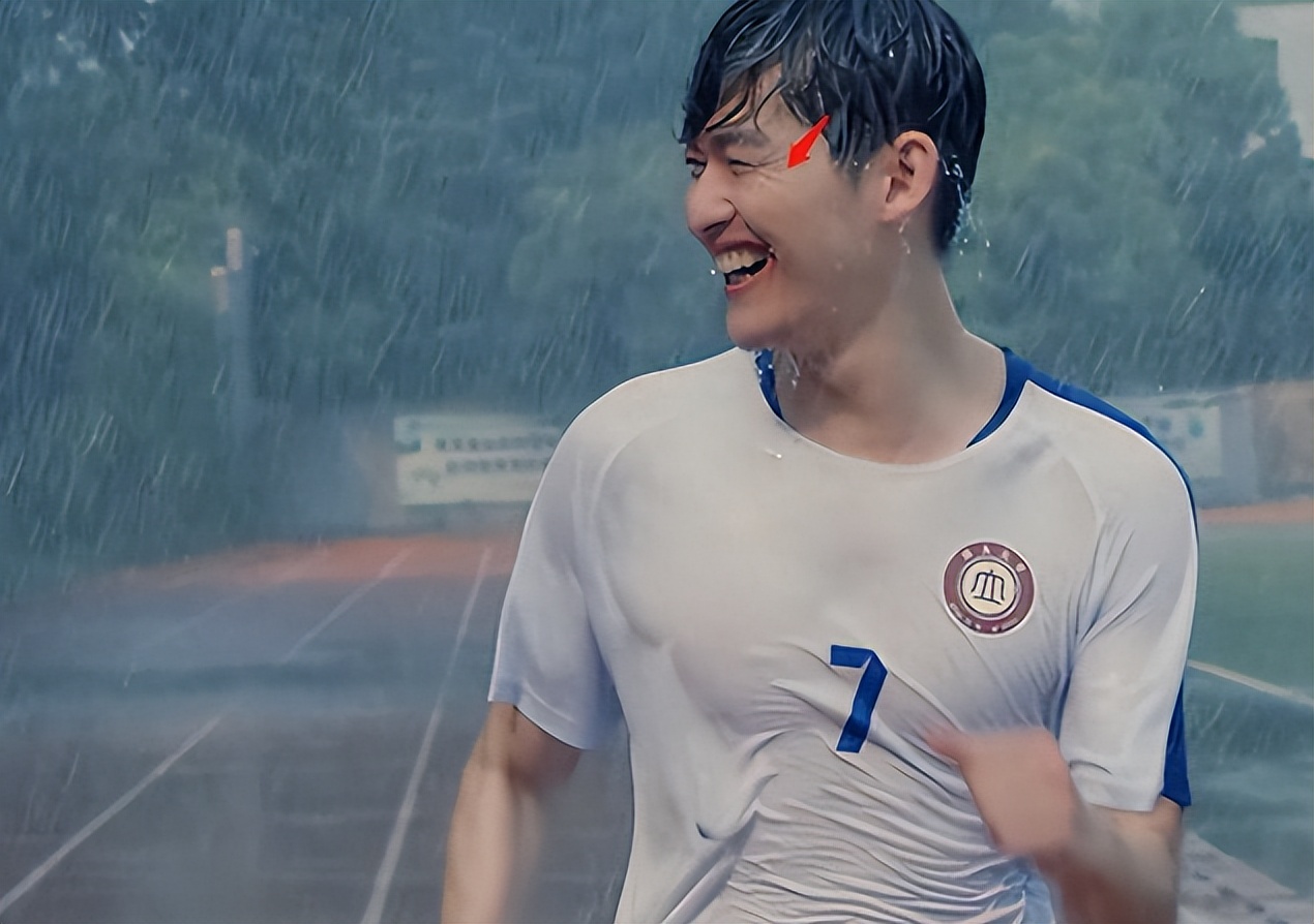 收手吧杨烁！别折磨观众眼睛了，40岁混进央视演少年，雷人又无脑