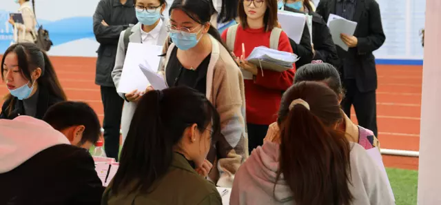 素素|HR扬言：“三无家庭本科生我们不要”，这番话让沉睡的人恍然大悟