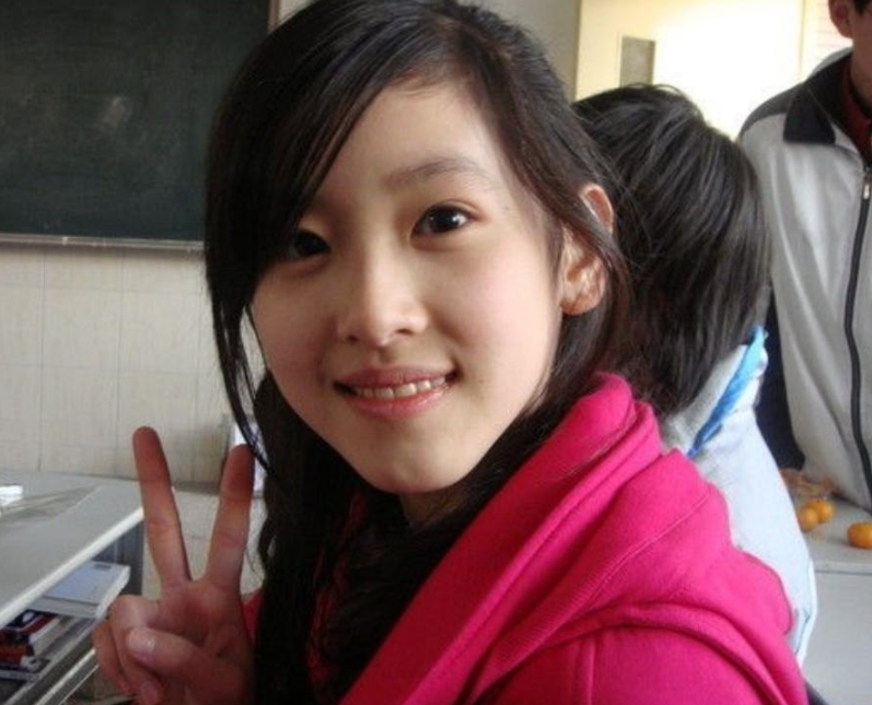 章泽天|章泽天香港看展生图: 脸圆腰粗似妇女,被嘲满脸愁容不复清纯