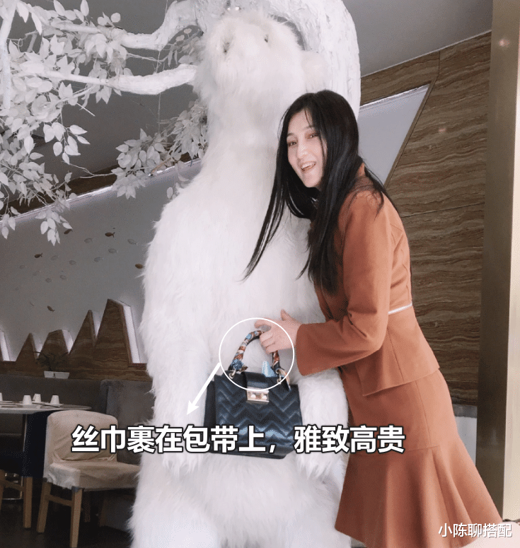 穿衣搭配 最美贵妃林芳兵57岁留“女神头”，瘦身后穿衣简单却时髦逆龄变美