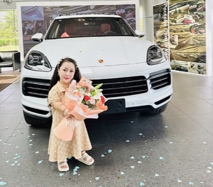 凯特·布兰切特|90公分袖珍人喜提爱车,与助理车旁合影超开心,关系亲密引热议