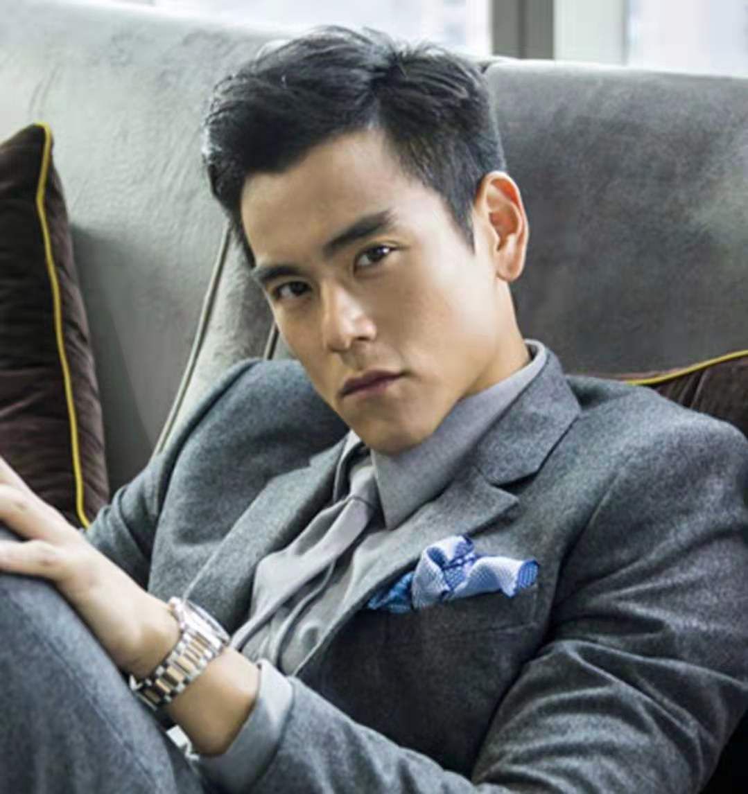 发型 男人“自以为很帅”的3种发型，却让女生很反感，油腻又显老气