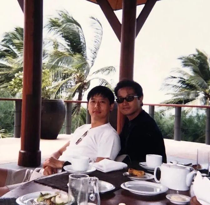 唐鹤德陈淑芬新加坡度假,狄波拉夫妇设宴招待,64岁依旧帅气十足