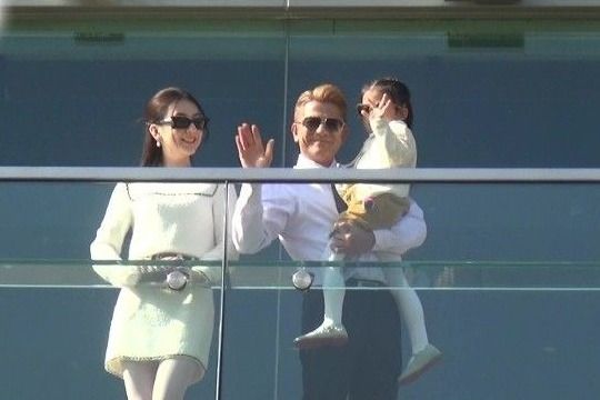 郭富城一家四口现身马场，小女儿高清正脸照曝光！单眼皮神情凝重