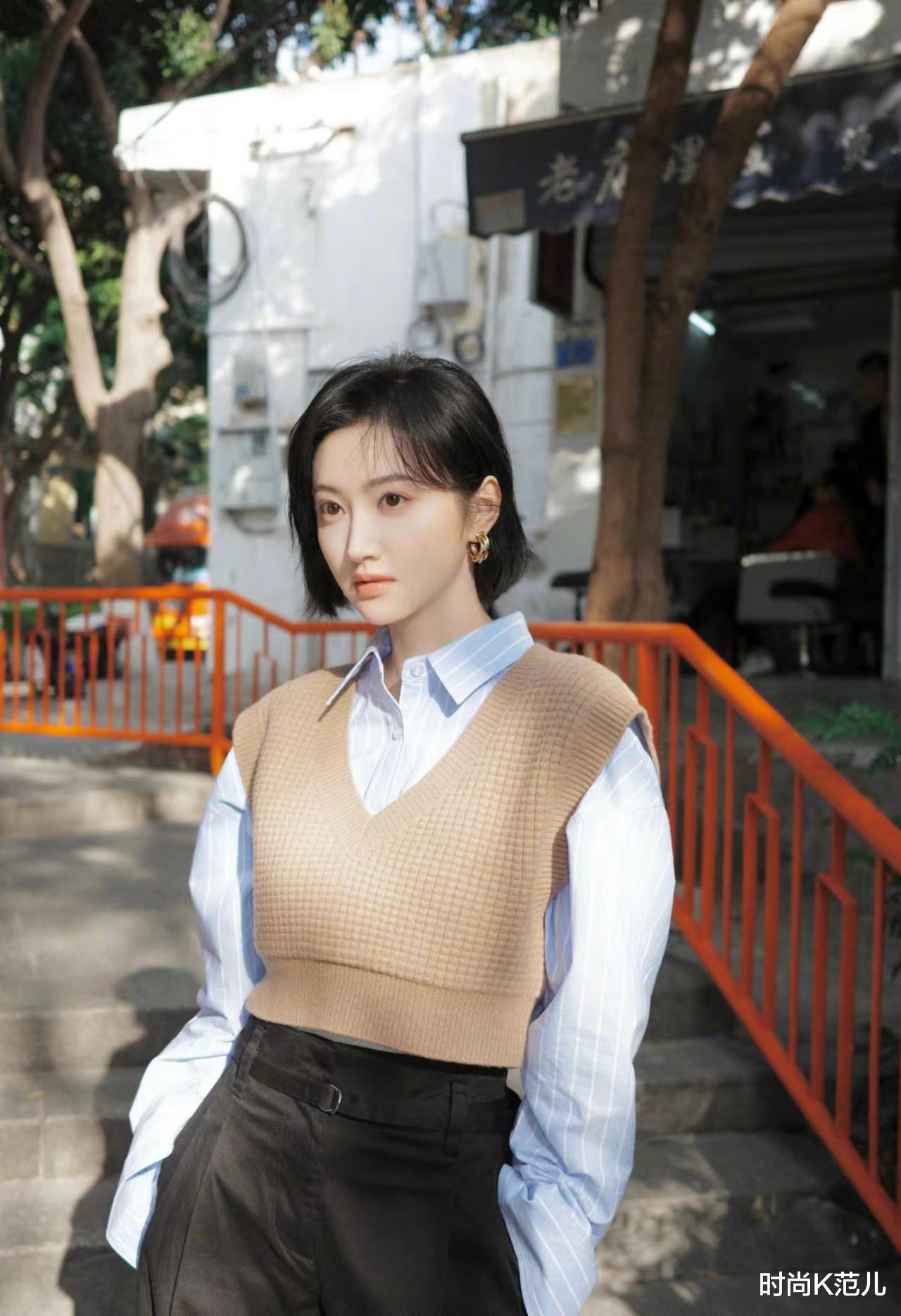 景甜换新发型,剪短发清爽又利落,衬衫搭针织马甲很减龄!