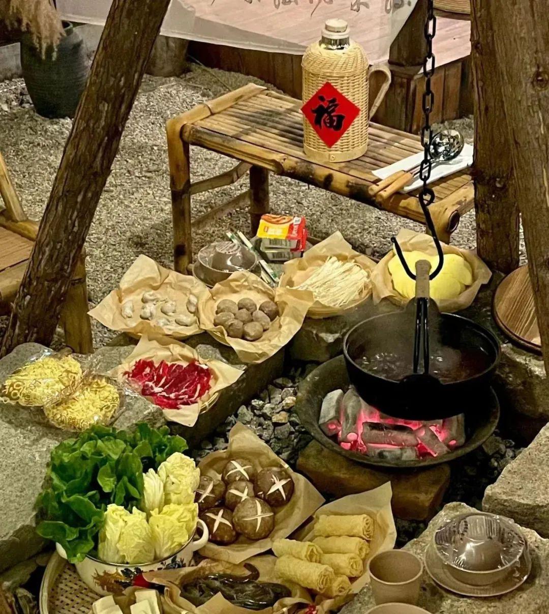 |围炉煮茶升级版？靠氛围感出圈的吊炉火锅，收割年轻人的钱包！