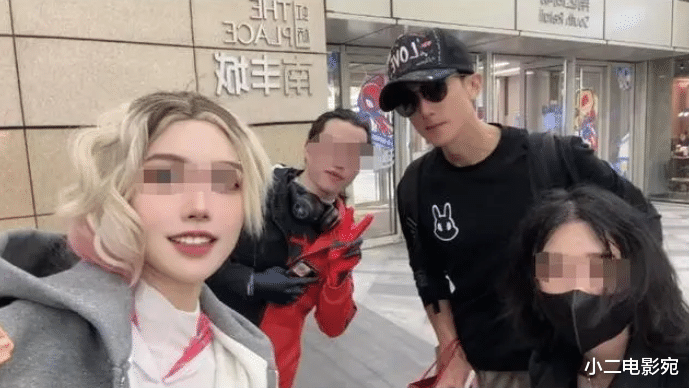 吴尊一家3口现电玩城欢聚,刘畊宏携女陪同,老婆林丽莹穿搭被嘲