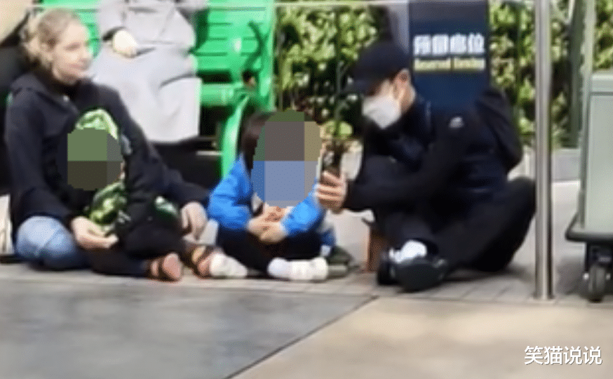 撒贝宁上海迪士尼被偶遇：与妻子李白一起带娃游玩，4岁混血龙凤胎好可爱！
