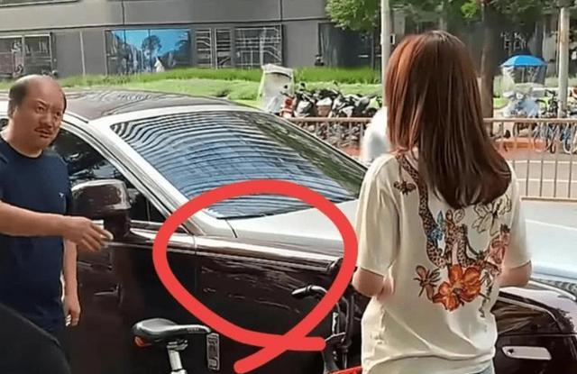 谢广坤劳斯莱斯被刮蹭，当街索要赔偿，大声呵斥普通人赔不起