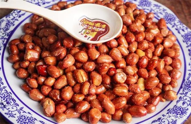 美食教程|今天才知道,油炸花生米不能先放油,学会这一招,酥脆焦香不返潮
