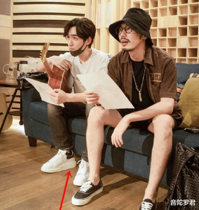 拿观众当弱视!这6位明星的身高最少谎报10厘米,露馅后真尴尬