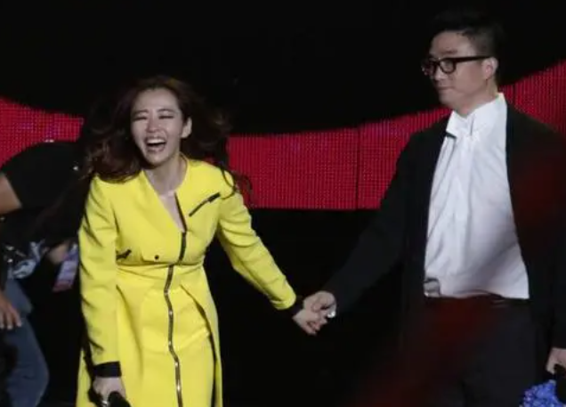 张靓颖|离婚4年后,回头再看冯轲张靓颖二人境遇,夫妻差距一目了然