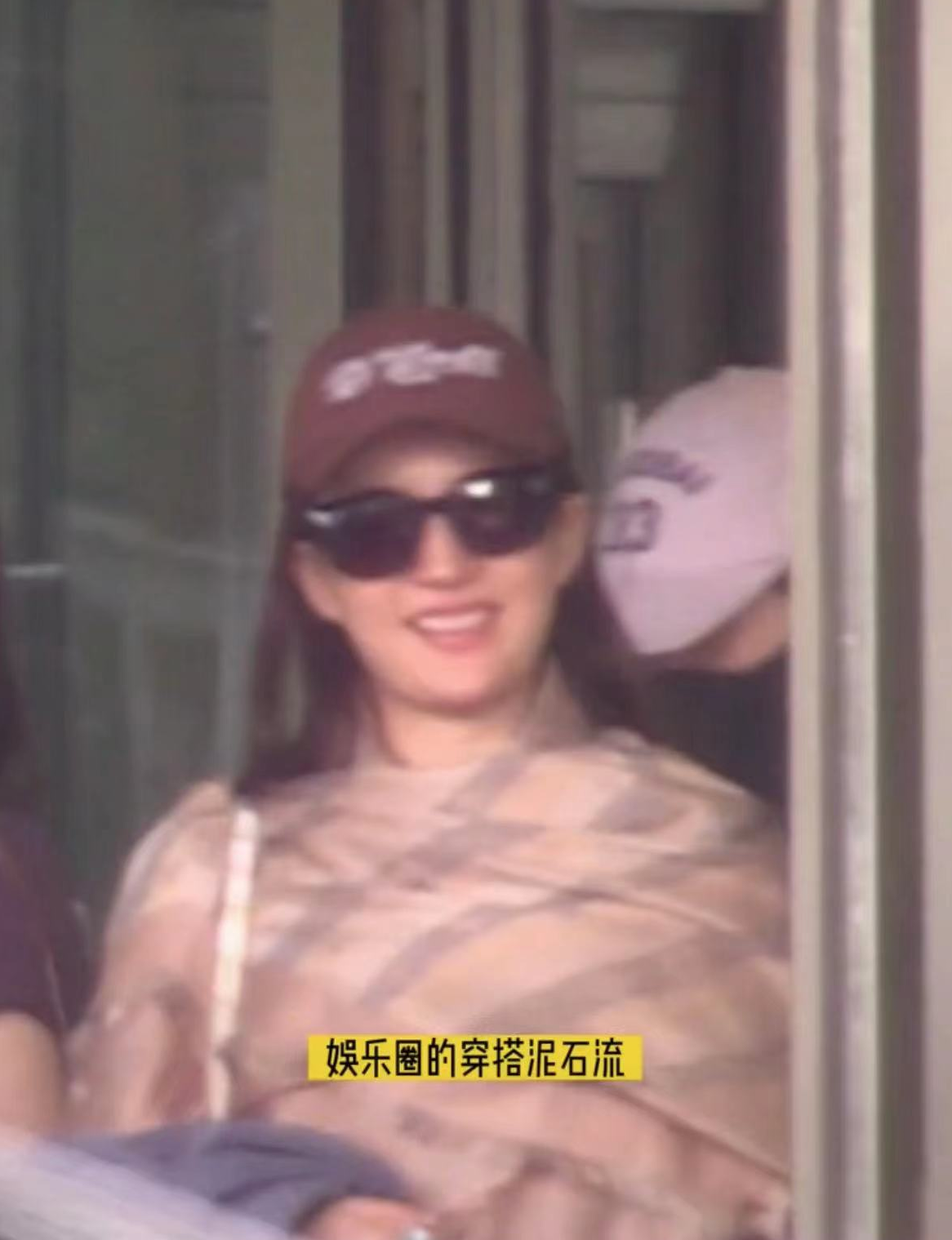 刘亦菲|刘亦菲现身不修边幅被吐槽，拎16万包穿搭没眼看，双下巴显富态