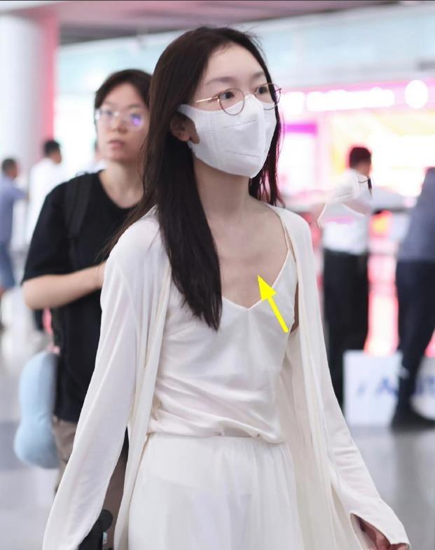 周冬雨回国风格大变,穿18000元小衫放飞自我,曝其连夜退出公司