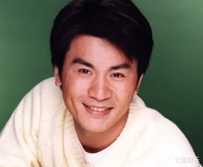 美国|60岁老戏骨移居美国,单身无娃养俩狗作伴,满头白发坦言生活枯燥