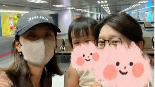 贾静雯一家4口被偶遇，又瘦又小不到80斤，养3个女儿压力大！