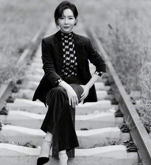 短发 陈数、袁泉告诉你:女人上了年纪,裙要长、发要短,美得优雅高级