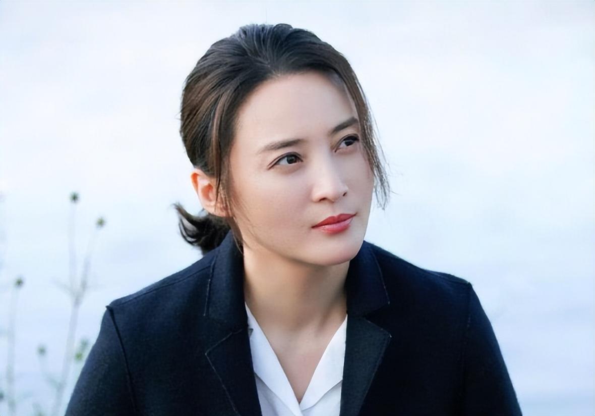 年轻时温柔,到中年却越长越凶,这6位明星天生一副不好惹的脸