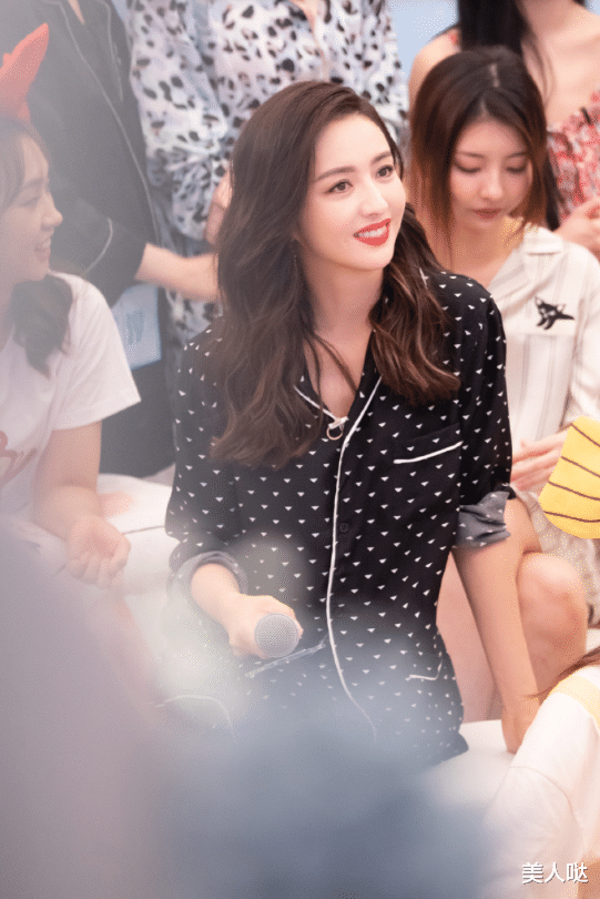 佟丽娅厉害了，穿睡衣比别人穿礼服裙还有气质，浑身散发慵懒女人味