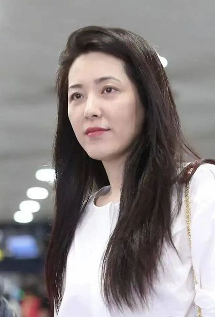 曾黎不愧是中戏校花，46岁素颜状态不输年轻人，只是身材变得魁梧