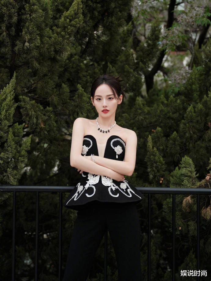 张嘉倪|《乘风2023》首播,张嘉倪深V鎏光长裙惊艳舞台,时尚又大气