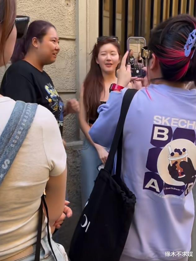 24岁赵露思米兰被偶遇，一身行头过万，素颜出镜 ，四肢白肚皮黑