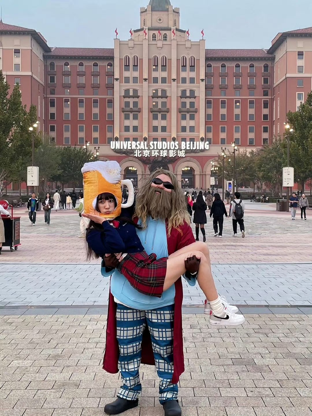 说唱歌手艾福杰尼官宣恋情，与女友穿情侣装同过万圣节，感情超甜