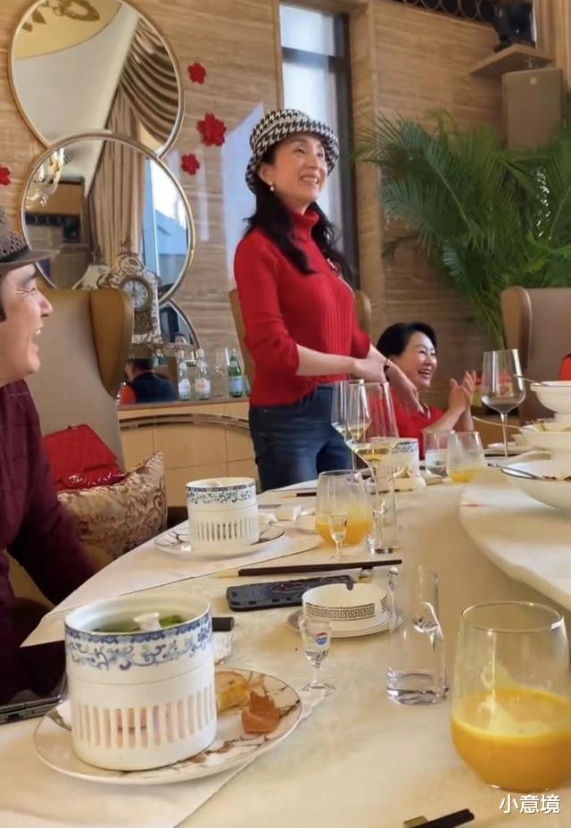 |48岁汤灿“消失”12年后复出!穿紧身裙开唱,小腹凸起赘肉明显