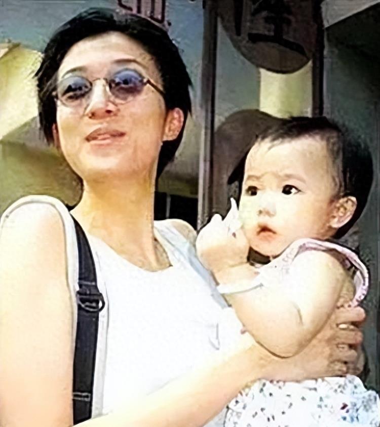 为斩草除根,成龙对乞讨为生的女儿下“毒手”,简直丧尽天良!