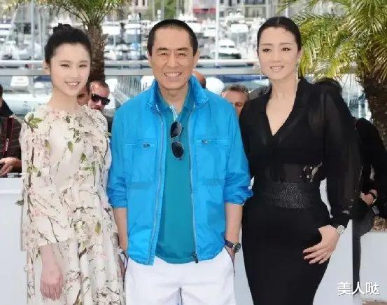 巩俐|巩俐和张艺谋时隔20年再同框，一个依旧性感美艳，一个脸上褶子太多老成爷爷辈