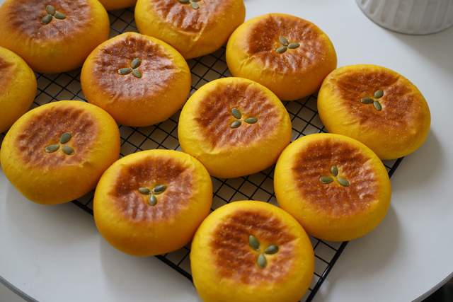 鸡蛋|吃南瓜的季节!私房很火的南瓜紫米面包,一定要试试,又软又香!