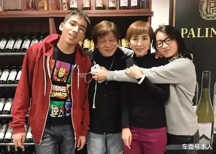 梁小龙|74岁梁小龙定居内地,给粉丝表演后空翻出意外,头先着地摔成重伤