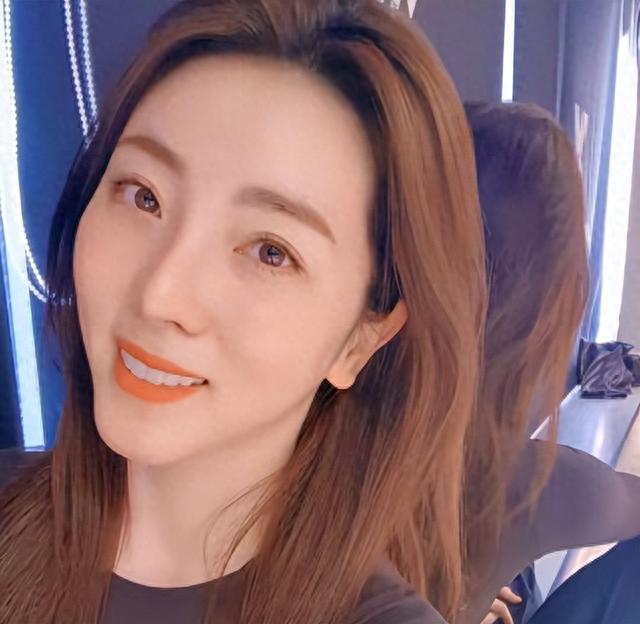 曝李思思辞职原因：25万年薪饭都吃不上！原来一切都有迹可循