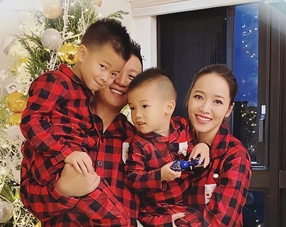 侯佩岑|44岁侯佩岑庆祝结婚12周年,晒全家福甜蜜示爱老公:谢谢你娶我