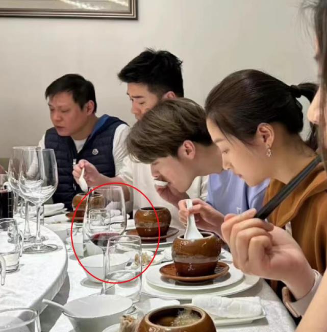 鹿晗|关晓彤陪鹿晗与友聚餐，穿着朴素状态随意，在男友面前畅饮红酒