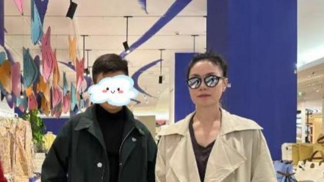 李嫣|王菲李嫣法国合影照曝光，娘俩如同复制粘贴，在路上野餐不嫌脏！